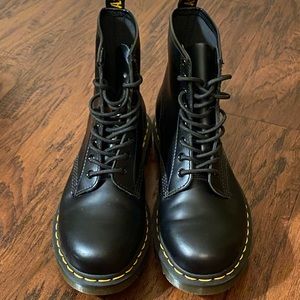 Dr. Martens 1460 Smooth Leather Lace Up Men's size 9 + Care Kit